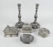 Objet : Lot en étain ancien XVIIIeS (6pcs) (acc) : paire de bougeoirs Louis XV, 3 encriers , 1 coupe