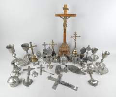 Objet : Religieux en étain (bon à ds l'état , certains en cuivre) 18/19eS , Bénitiers , calices , couronne , . +Christ en croix