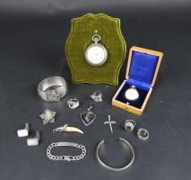 Bijoux en argent (bracelets , bagues , pendentifs , boutons manchettes , broche) + 2 montres de gousset (en état , ds l'état) en argent avec support et boite