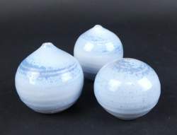 Céramique : Vases soliflores en grès émaillé camaïeu bleu monogrammés LA LAMPECCO Antonio
