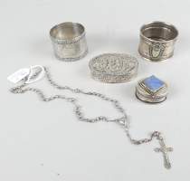 Argenterie : 2ronds de serviettes , 2boites et 1chapelet en argent