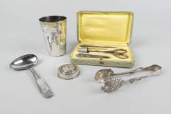 Argenterie : objets en argent , ciseaux , timbale... + 1dé en métal argenté et 1 écrin de nécessaire de couture