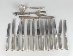 Argenterie : couverts en argent fourré : 13 couteaux (certains ds l'état) + 3 couverts à servir métal et argent fourré