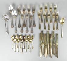 Argenterie : (37pcs) divers couverts en argent dont vermeil insculpations Russes + 7 couteaux vermeil lame argent et manche en argent fourré