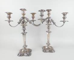 Argenterie : Paire de chandeliers en métal argenté à 3 lumières montures et trous pour électrification