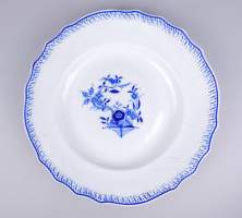 Céramique : Plat en porcelaine de Tournai (pt défaut cuisson) à bord chantourné milles côtes décor Ronda cachet épées croisées et croisettes