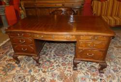 Meuble : Bureau anglais dit - Chippendale - en placage d'acajou (traces d'usage) + fauteuil