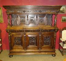Meuble : Bahut Néo - Renaissance en noyer sculpté 2e moitié 19eS