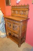 Meuble : Crédence de style Néo - Gothique avec éléments anciens avec une niche