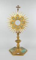Religieux : Grand Ostensoir en métal doré (traces oxydations sur piètement) motif rayonnant décor de fleurs surmonté d'une croix