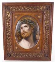 Tableau : HS porcelaine ovale - Tête de christ - anonyme dans un cadre en bois sculpté