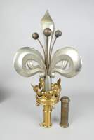 Objet : Grand pique de drapeau en métal doré et argenté (traces d'usage) à décor d'une couronne et d'une fleur de Lys dans son écrin