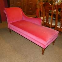 Meuble : Chaise longue / méridienne en tissu pieds en bois tourné