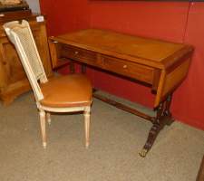 Meuble : Bureau anglais de style regency en acajou (usure , rayures) + chaise patinée