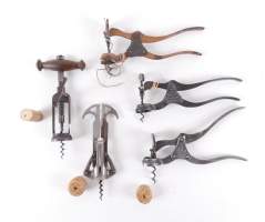 Objet : 5 tire - bouchons (trace d'usure) : 3 pinces anglaises CORNHILL LONDON , 1 marqué TYR , 1 à crémaillère