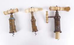 Objet : 3 tire - bouchons (trace oxydation pour 1) de type THOMASON avec blason poignée en os tourné (rest) 2 avec une extrémité terminée par une brosse et 1 à crémaillère