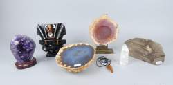 Collection minéraux : 2 bois fossilisés , 1agate , 1améthyste , 1 cristal de roche , 1 statue en obsidienne et 1 collier avec pendentif en ambre