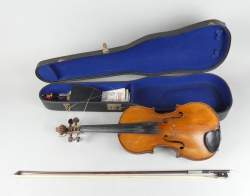 Musique : Violon ancien entier (usure , mq) dos en 1 partie étiquette apocryphe - PH. GUARNARIUS 1771 - avec archet + étui