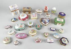 Céramique : Collection de boites / coffrets en porcelaine dont à pillules , décors peints , scène érotique , divers marquages , 1 en faience (cheveux)