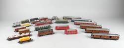 Jouet : Train MARKLIN H0 (traces d'usages) : locomotive (5) dont micheline avec wagon , motrice électrique(2) + voitures passagers (6) + wagons(12)
