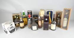 Vin : Lot important d'alcools Porto , Whisky , eau de vie , pineau , cognac (usure +ou - importante) (15pcs) dont : La bouteille du couple , Glenfiddich , Andresen , Bisquit.