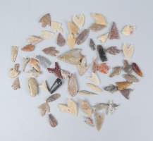 Objet : Lot de petits bifaces et pointes de flèches dont jaspe , silex , quartz époque indéterminée