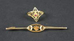 Bijou : Broche et bague en or jaune 18K décor de fleurs