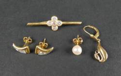 Bijoux en or jaune 18K (broche , paire de boucles d'oreilles sertie de diamants et 2boucles d'oreilles dépareillées)