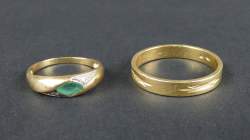 Bijou : Alliance et bague sertie d'une émeraude et de petits diamants le tout en or jaune 18K