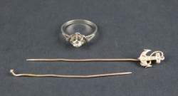 Bijou : Epingle de cravate - ancre - sertie de petites perles (1mq) , bague sertie d'un strass et pic d'épingle de cravate (acc) le tout en or 18K