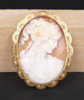 Bijou : Camée sur coquille - Profil de jeune femme - avec entourage en or jaune 18K