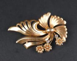 Bijou : Broche - Noeud et fleurs - en or jaune 18K sertie de petits diamants