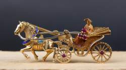 Bijou : Broche - Calèche - en or jaune 18K émail et petits rubis (acc fermoir)