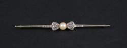 Bijou : Broche barrette - Noeud - en or jaune 18K sertie d'éclats de diamants et d'une perle de culture