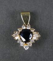 Bijou : Pendentif en or jaune 18K serti en son centre d'un saphir entouré de diamants ronds et baguettes