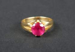Bijou : Bague en or jaune 18K sertie d'un rubis probablement synthétique