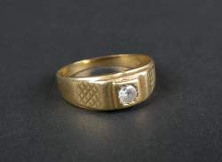 Bijou : Bague d'homme/chevalière en or jaune 18K sertie d'une pierre incolore (usures)
