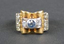 Bijou : Bague ART DECO en or jaune 18K sertie d'un saphir (usures) et de diamants dont 2 principaux