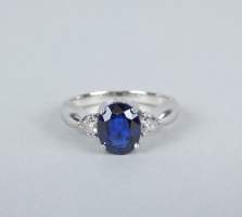 Bijou : Bague en or blanc 18K sertie d'un saphir ovale épaulé de diamants taille cœur