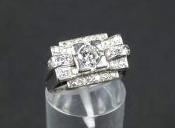 Bijou : Bague ART DECO en platine sertie de diamants dont 1 central