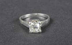 Bijou : Bague en platine sertie d'un diamant solitaire taille ancienne