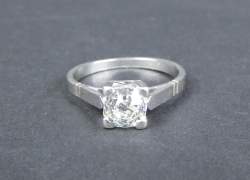 Bijou : Bague en platine sertie d'un diamant solitaire taille ancienne