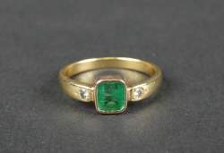 Bijou : Bague en or jaune 18K sertie d'une émeraude (pt coup) et de diamants
