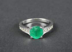 Bijou : Bague en platine sertie d'une émeraude (acc) et de diamants