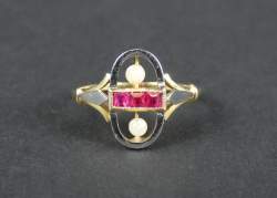 Bijou : Bague en or jaune 18K sertie de rubis et de perles synthétiques (usures)