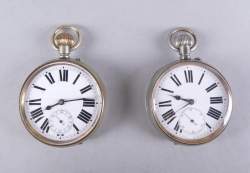Bijou : Grande montre de gousset en métal argenté mouvement à remontoir(2) (1 fonctionne , 1 s'arrête)