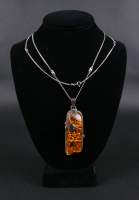 Bijou : Collier/chaine et pendentif en argent serti d'un cabochon d'ambre