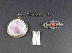 Bijou : Boite pillule/ poudrier en argent ciselé émaillé intérieur miroir , pendentif en argent signé , broche en argent, broche argent niellé