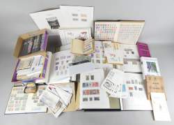Collection de timbres : beau petit lot de TP surtout français avec quelques belges , 4 albums DAVO de luxe dont 1 avec TP récents blocs. A Examiner