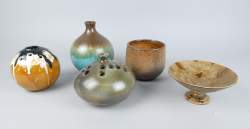 Céramique: Vases et 1 coupe (5pcs) dont: coupe signée gouda et vase estampillé S